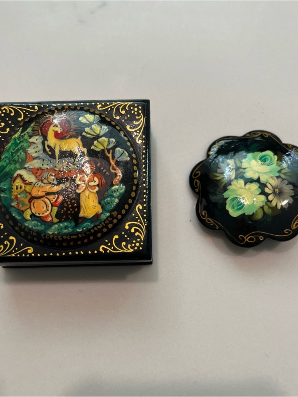 Hand Painted Russian Lacquer Trinket Box Black Green Gold AND Brooch Signed - Picture 2 of 12